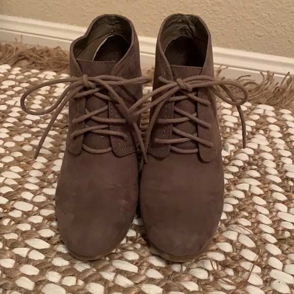 Light gray wedges by Arizona Jean co. - Picture 2 of 6